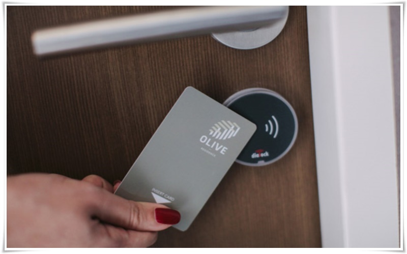 Khóa thẻ từ khách sạn ưu và nhược điểm của loại khóa này là gì?