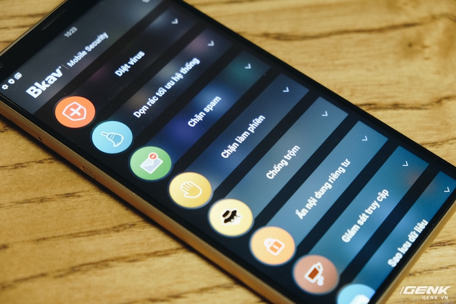 So sánh Bphone B86 và Vsmart Live: Cùng chip Snapdragon 675 nhưng Bphone đắt gấp 2.5 lần, liệu có đáng số tiền bỏ ra? - Ảnh 16. So sánh Bphone B86 và Vsmart Live: Cùng chip Snapdragon 675 nhưng Bphone đắt gấp 2.5 lần, liệu có đáng số tiền bỏ ra? - Ảnh 16.