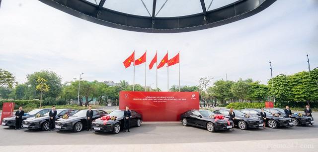 Le ban giao xe VinFast Lux cho ngan hang PGBank 4 - Bàn giao lô xe VinFast Lux cho Ngân hàng TMCP Xăng dầu Petrolimex (PG Bank) Le ban giao xe VinFast Lux cho ngan hang PGBank 4 - Bàn giao lô xe VinFast Lux cho Ngân hàng TMCP Xăng dầu Petrolimex (PG Bank)